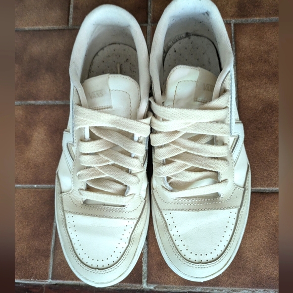 Nwob Vans ComfyCush Leather Shoes, sz 8 - Picture 1 of 3